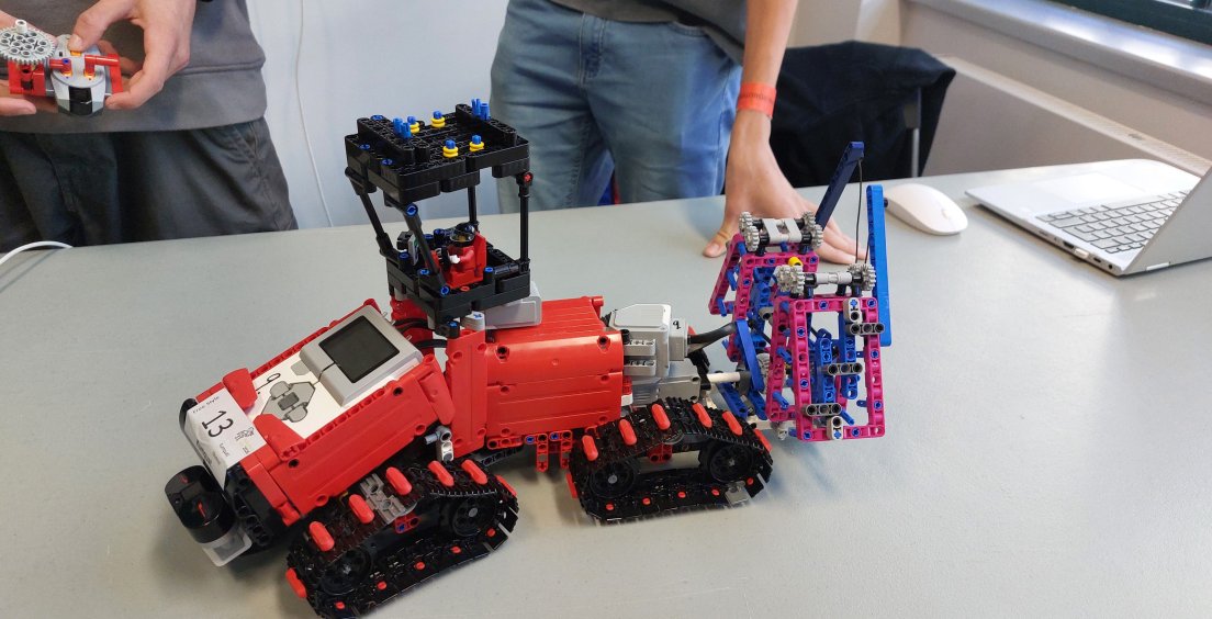 Bývalou vysočanskou automobilku obsadili nadšenci do robotiky
