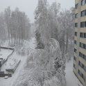 Pohled z okna kolejí - v dubnu napadlo 30 cm nového sněhu (foto: archiv autorky)