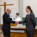 Adam Gindl při přebírání ocenění z rukou děkana MFF&nbsp;UK Mirko Rokyty (foto: Tomáš Rubín)