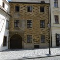 Hradčanská radnice, na jejíž vratech se nachází etalon pražského loktu