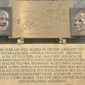 Pamětní tabule připomínající Stern-Gerlachův experiment na budově fyzikálního institutu ve Frankfurtu nad Mohanem