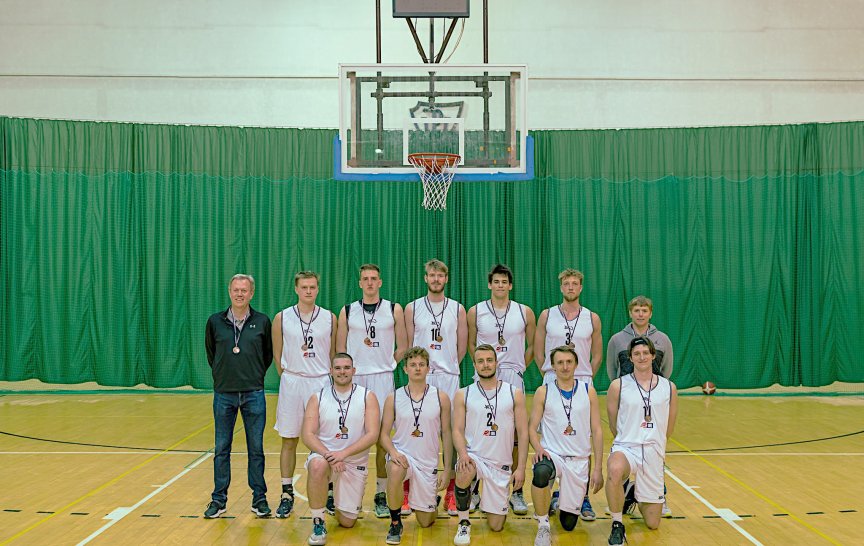 Basketbalový tým UK s trenéry Tomášem Jarošem a Ondřejem Trnkou