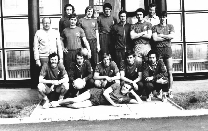Volejbalisté MFF UK, kteří v roce 1974 postoupili do nejvyšší československé soutěže (stojící zleva trenér Malý, hráči Smrčka, Šutka, Kopecký, Tomášek, Barda, Miller, asistent trenéra Pospíšil a Linha; ve dřepu zleva I. Bičík, L. Bičík, Pavelka, Stehno, Jinoch; vepředu Braniš; foto: KTV MFF UK).