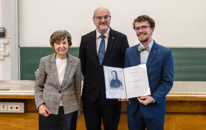 Tomáš Sourada s předsedkyní Nadačního fondu Bernarda Bolzana Zuzanou Práškovou a děkanem MFF&nbsp;UK Mirko Rokytou (foto: Tomáš Rubín)