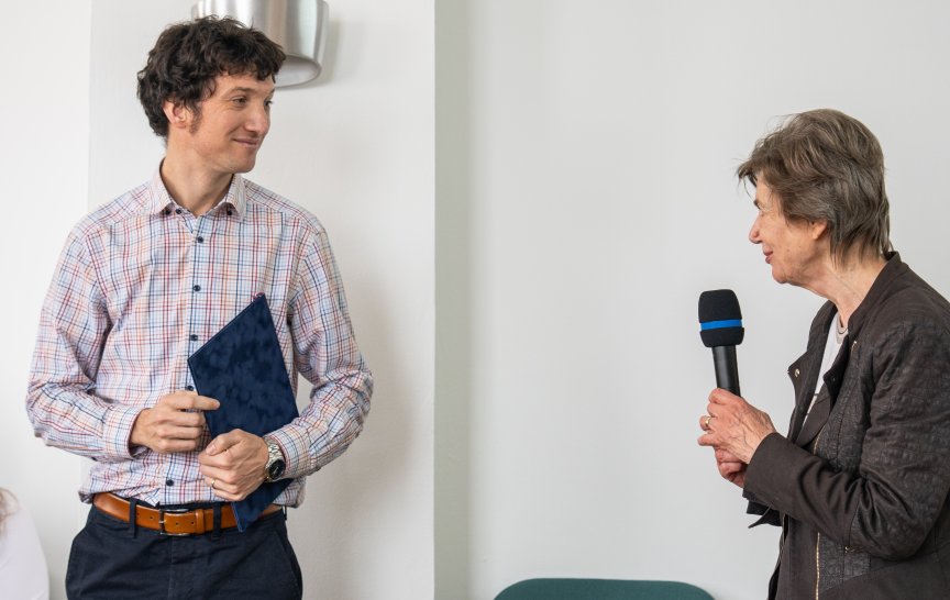 Dr. Pavel Malý při přebírání ocenění od předsedkyně NFBB doc. Zuzany Práškové (foto: Tomáš Rubín)