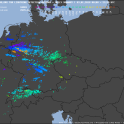 Mapa se všemi detekovanými výboji v oblasti střední Evropy dne 3. ledna 2018. Barvy zobrazených výbojů značí čas výskytu v UTC (viz popisky v horní části obrázku) a lze tak dobře poznat postup bouřkového systému od Beneluxu až po Čechy (Data: AMS z.s., Blitzortung)