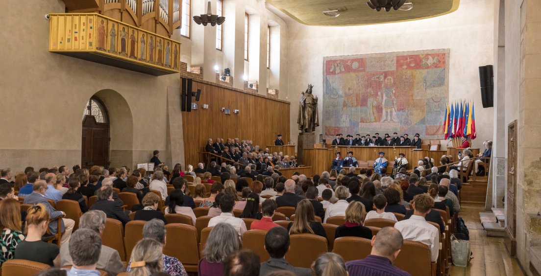 Absolventi Matfyzu si po padesáti letech zopakovali promoce