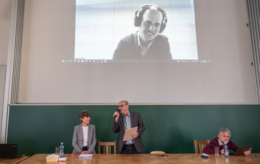 Pavel Hubáček „přebírá“ na dálku ocenění od Nadačního fondu Bernarda Bolzana (foto: Tomáš Rubín)