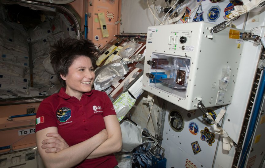 První espresso připravené ve stavu beztíže si italská kosmonautka Samantha Cristoforettiová vychutnala 3. května 2015 (foto: NASA, Public domain, via Wikimedia Commons)