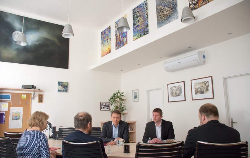 Společné setkání zástupců MFF UK a firmy Profinit v dubnu letošního roku při příležitosti prodloužení smlouvy o partnerství (foto: Svoboda)