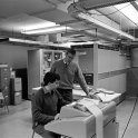 Thomas Kurtz a student Mike Bush testují nový počítač GE-225 (foto: Adrian N. Bouchard / Rauner Special Collections Library)