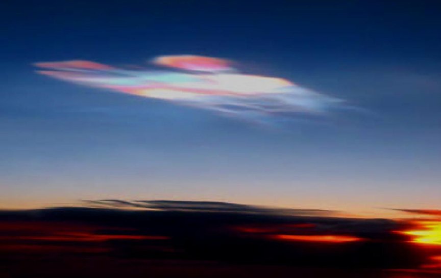 Stratosférické polární oblaky, které mají vliv na úbytek ozonu (zdroj: NASA)