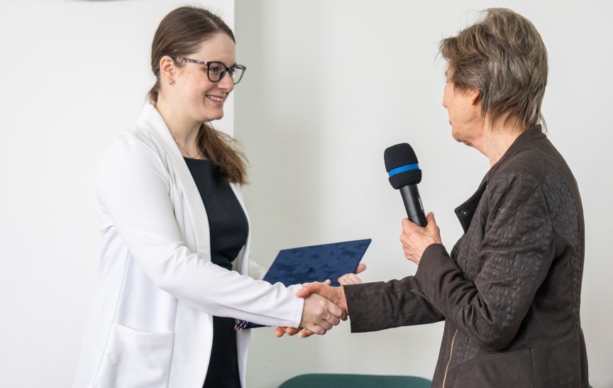 Dr. Hana Turčinová při přebírání ocenění od předsedkyně NFBB doc. Zuzany Práškové (foto: Tomáš Rubín)