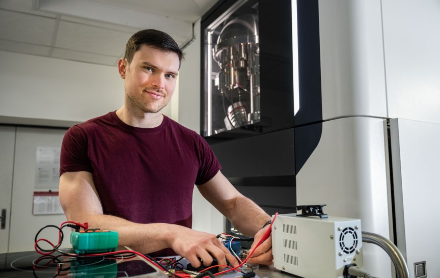 Tomáš Hrbek ve své laboratoři na Katedře fyziky povrchů a plazmatu MFF&nbsp;UK (foto: Tomáš Rubín)