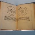 Mášá’alláh ibn Asarí († 809) zpracovává ve svém díle De elementis et orbitus coelestibus mj. aristotelskou fyziku. Druhé vydání z r. 1549 je k vidění v muzeu Institutu arabského světa (foto: J. Zeman)