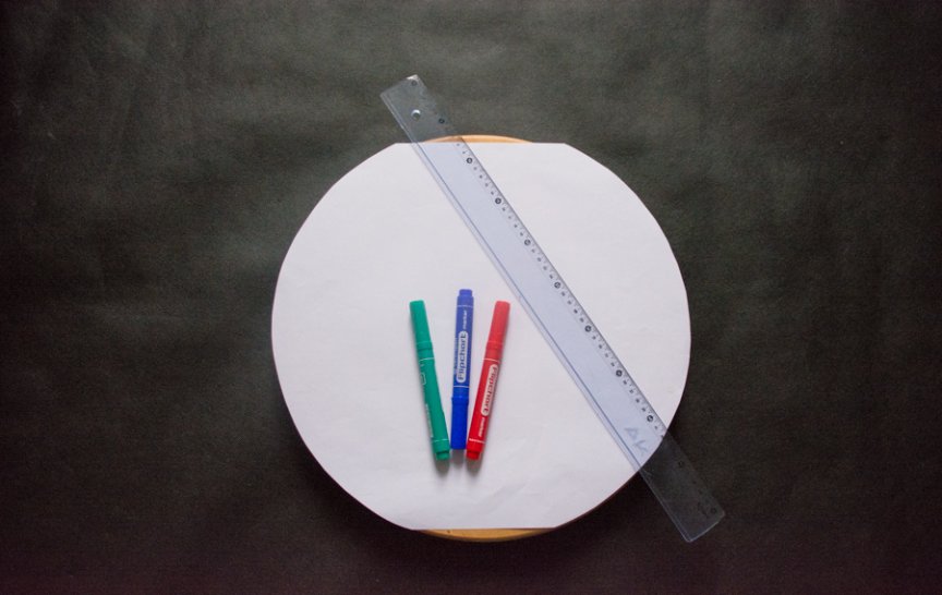 Pomůcky: otáčecí podložka, barevné fixy, pravítko, papír, lepenka (foto: Svoboda)