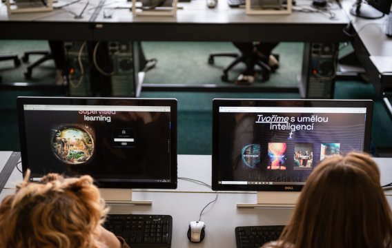 Na českých školách se začíná tvořit s umělou inteligencí
