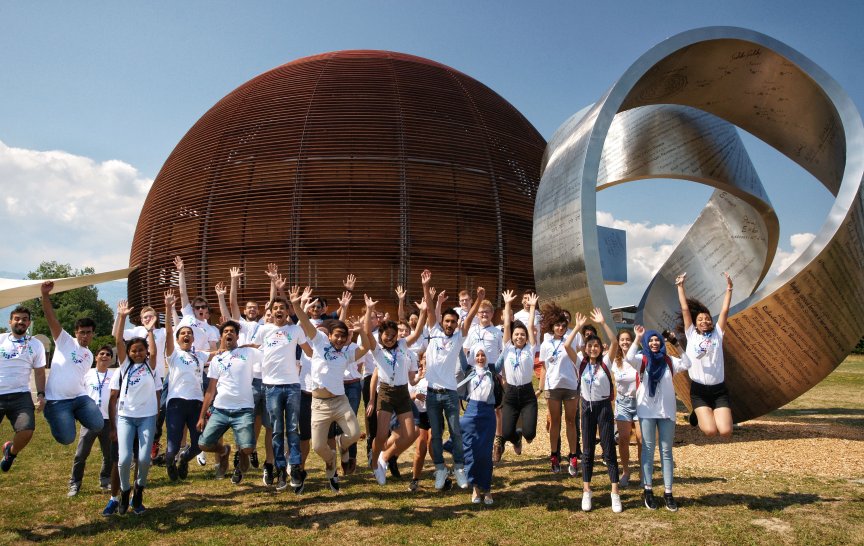 Loňští účastníci Summer Programme před budovou Globe of Science and Innovation v CERN (foto: CERN)