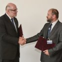 Ze dne podpisu partnerské smlouvy mezi MFF UK a ČSOB (zleva předseda představenstva ČSOB a vrchní ředitel pro oblast Retail Ing. Petr Hutla a děkan MFF UK prof. Jan Kratochvíl (foto: ČSOB)