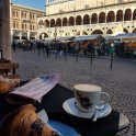 Typická italská snídaně na náměstí v Padově. Croissant, kafe a noviny Gazzetta dello Sport (foto Daniel Štumpf)