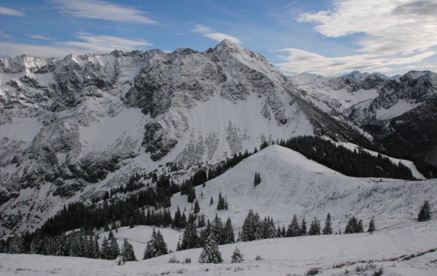 Pohled na vrchol Entschenkopf ze sousedního vrcholu Schnippenkopf (1883 m n. m.; foto: T. Nagy)