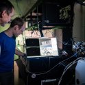 V roce 2023 získala trojice vědců ve složení Pierre Agostini, Ferenc Krausz a Anne L’Huillier Nobelovu cenu za vývoj experimentálních metod, jak generovat attosekundové pulzy světla pro studium dynamiky elektronů v hmotě. Na tuto průkopnickou práci teď navazuje i český fyzik se svým týmem doktorandů a postdoktorandů vývojem elektronového mikroskopu, který bude schopen pořizovat elektronová videa ve vysokém časovém i prostorovém rozlišení (foto: Tomáš Rubín)