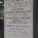 Deska na pomníku  - Jako první je uvedeno jméno astronoma prof. Weineka (květen 2014, foto: V. Kemenny)