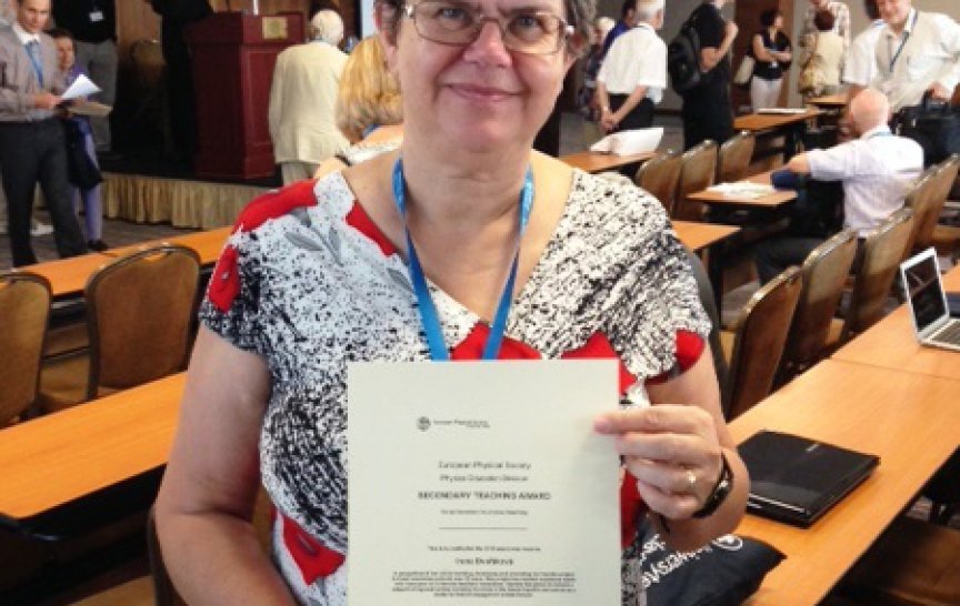 Dr. Dvořáková s diplomem Secondary Teaching Award  (foto GIREP-EPEC)