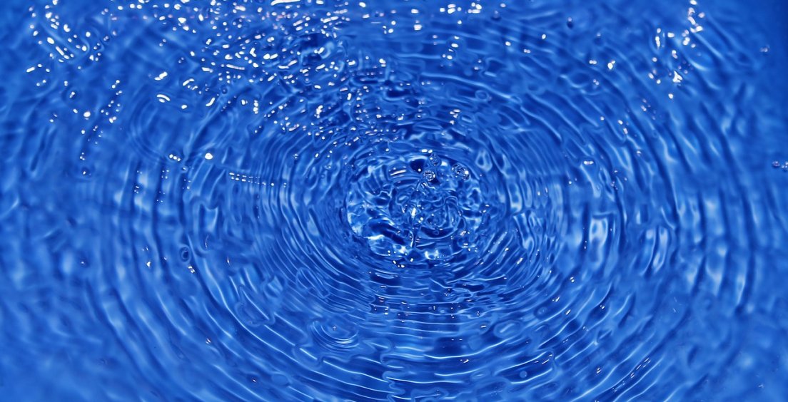 Aktualita z fyziky: Permitivita vody trochu jinak