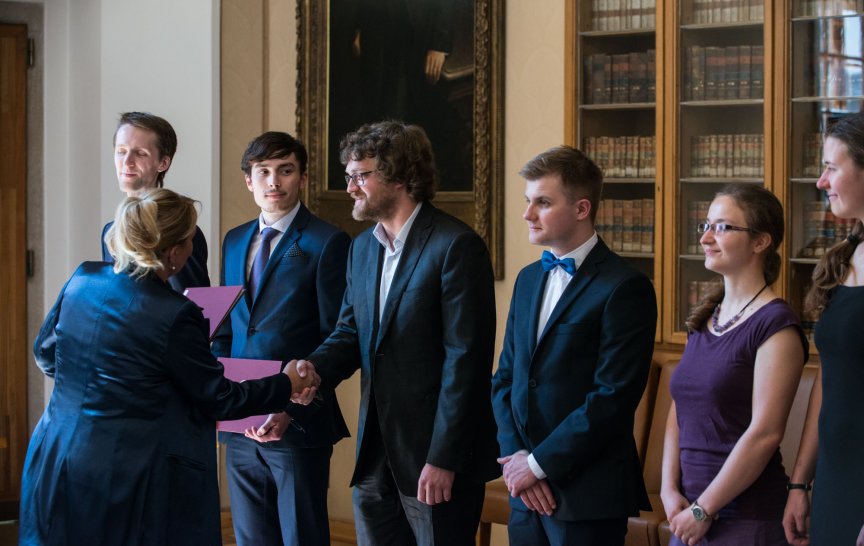 Pořadatelé korespondenčních seminářů při přebírání ocenění (foto: René Volfík)