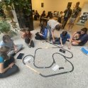 Studenti staví koleje pro vláček Intelino v rámci Dětských programovacích jazyků (foto: archiv A. Yaghobové)