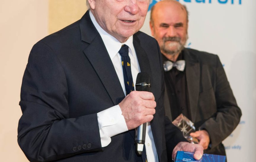 Prof. Bičák přebírá Cenu NEURON za přínos světové vědě (prosinec 2014)