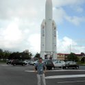 Marek Procházka při návštěvě kosmodromu ESA v Kourou ve Francouzské Guyaně - V pozadí maketa nosné rakety Ariane 5 v téměř „životní“ velikosti (foto: archiv M. Procházky)