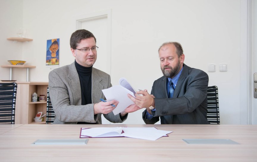 Zleva: zástupce společnosti JetBrains Václav Pech a děkan MFF UK prof. Jan Kratochvíl