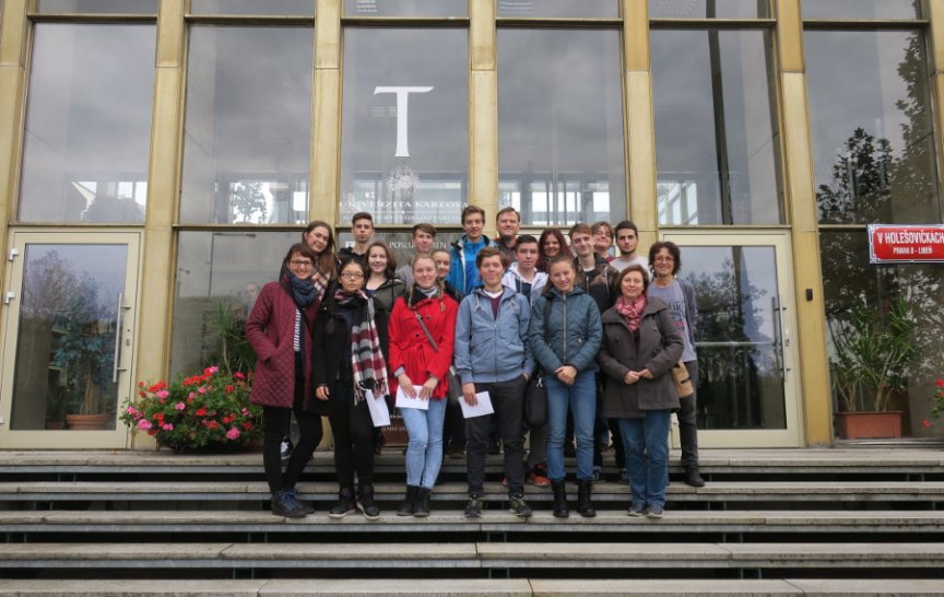 Studenti jedné z fakultních škol na návštěvě Matfyzu v pražské Troji (foto: KDF MFF UK)