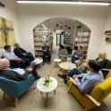 Diskuse s matematikem a teologem Johnem Lennoxem (v modrém křesle vlevo) v rámci jeho návštěvy Prahy (foto: archiv K. Studeničové) 