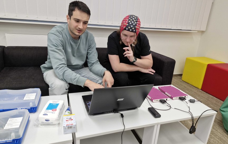 Nahrávání EEG s kolegou Aitorem Moralesem v rámci pilotní studie zaměřené na vysokofrekvenční kortikální oscilace (foto: archiv K. Studeničové)