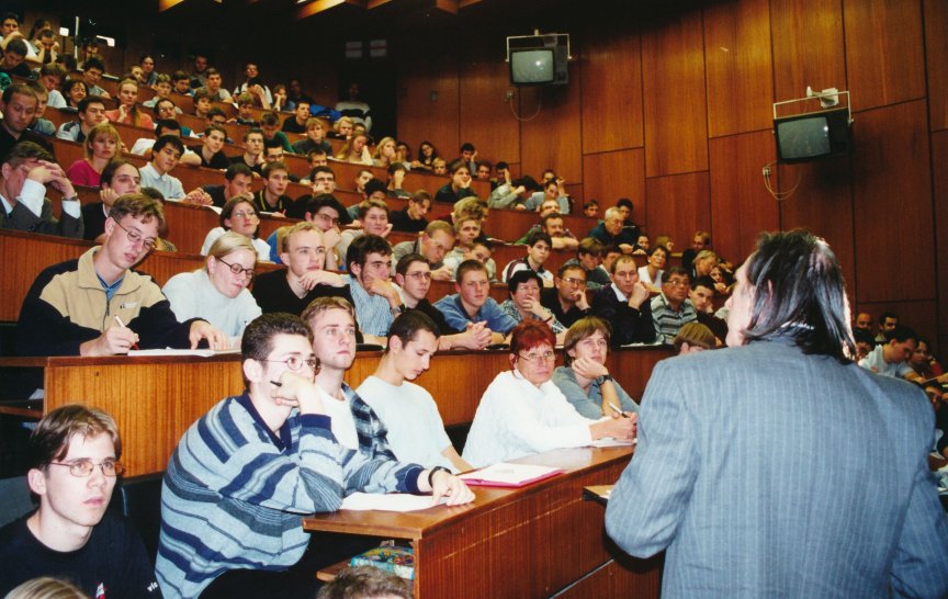 Rok 2001 a profesor Bedřich Velický přednáší o kvantové teleportaci pro zcela zaplněnou posluchárnu T2. Úspěšný cyklus nesl název „Sci-fi? Ne, současná fyzika...“ (foto: archiv J. Podolského)