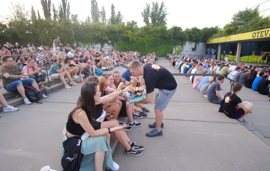 Rozdávání experimentálních pomůcek