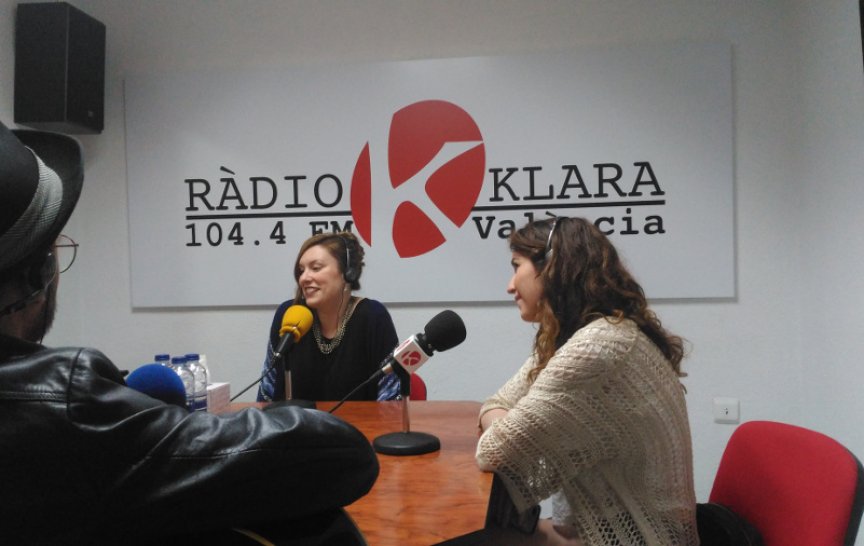 Rozhovor v rádiu se Sarou Ledesma (uprostřed) a We Singing Colors (foto: J. G. Jarkovský)