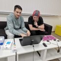 Nahrávání EEG s kolegou Aitorem Moralesem v rámci pilotní studie zaměřené na vysokofrekvenční kortikální oscilace  (foto: archiv K. Studeničové) 