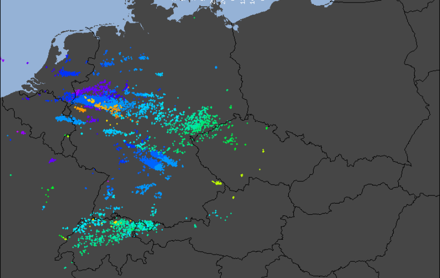 Mapa se všemi detekovanými výboji v oblasti střední Evropy dne 3. ledna 2018. Barvy zobrazených výbojů značí čas výskytu v UTC (viz popisky v horní části obrázku) a lze tak dobře poznat postup bouřkového systému od Beneluxu až po Čechy (Data: AMS z.s., Blitzortung)