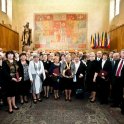 Paní Ivana Liberková (upostřed se žlutým šátkem) na společném fotu absolventů (foto: RUK)