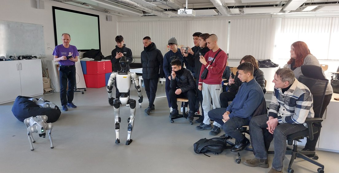 Studenti ze Soluně se seznámili s humanoidními roboty