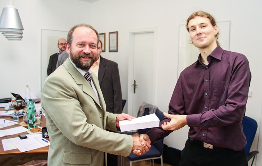Cenu z rukou děkana přebírá Mgr. Jakub Tomek, který nastupuje na prestižní Oxord University.