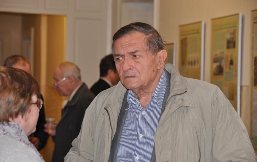 Dr. Trkal na vernisáži výstavy 150 let Jednoty českých matematiků a fyziků 5. 3. 2012. (foto: archiv MFF&nbsp;UK)