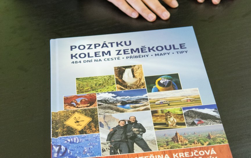 Cesta trvala 484 dní, dalších 383 dní Kateřina Krejčová a její partner pracovali na knize Pozpátku kolem zeměkoule. Ta vyšla koncem loňského roku také díky fanouškům a lidem, kteří se zapojili do veřejné sbírky na Hithitu (foto: Svoboda)