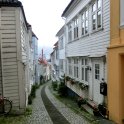 Jedna z mnohých křivolakých uliček v Bergenu (foto: J. Knížek)