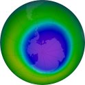 Množství ozonu nad jižním pólem v říjnu 2020. Modrá a fialová barva označují oblasti, kde je nejméně ozonu, žlutá a červená barva značí oblasti s největším množstvím ozonu (zdroj: NASA)