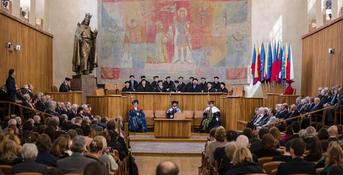 Absolventi Matfyzu si zopakovali promoci